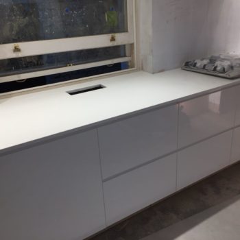 White quartz kitchen worktops